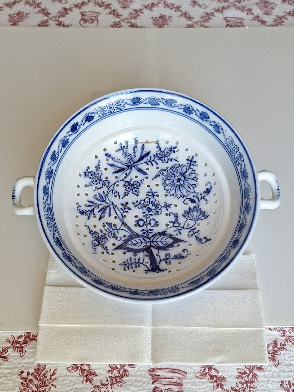 Blue Onion Large Strainer with Handles